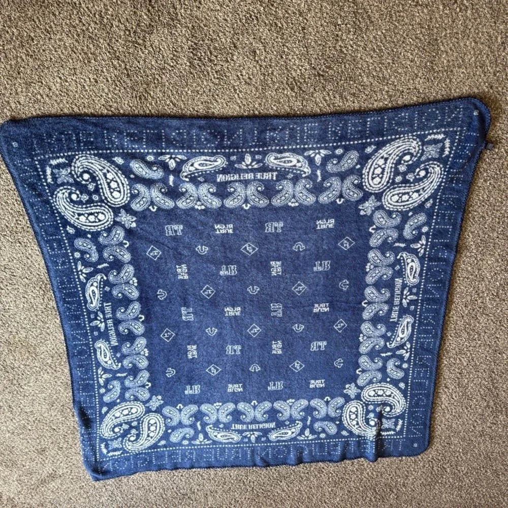 True Religion Throw Blanket Unisex OS Navy Blue Excellent Paisley Bandana Fleece